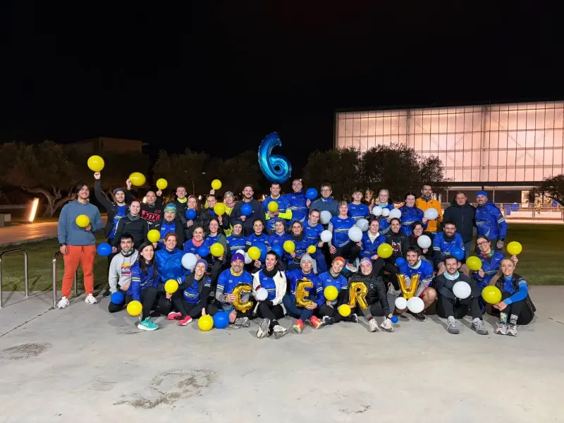 Foto de grup del club amb globus del 6è aniversari