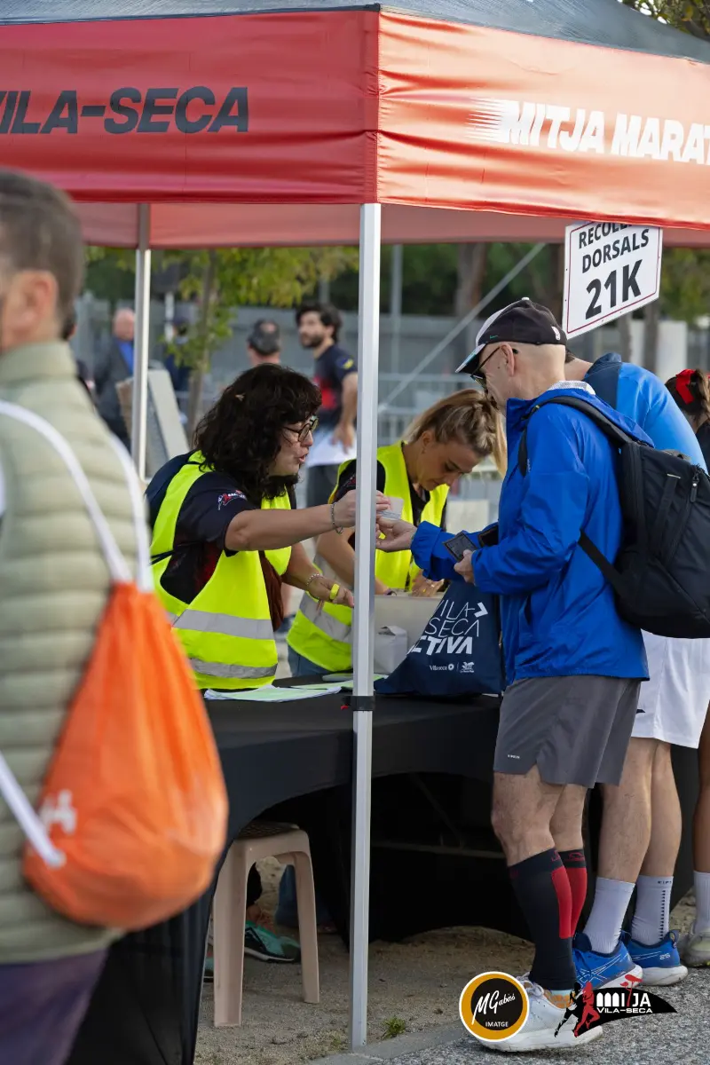 Voluntàries lliurant les bosses del corredor