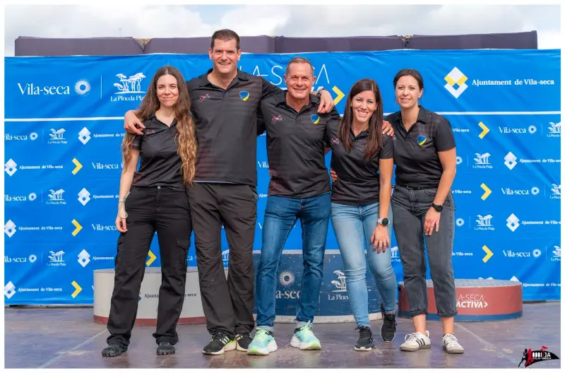 La junta directiva del club davant el photocall de l'Ajuntament
