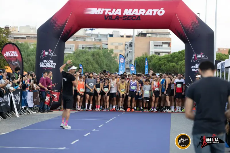 Sortida de la cursa amb el públic animant