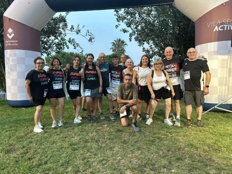 Un equip participant posant sota l'arc de sortida de l'Ajuntament de Vila-Seca